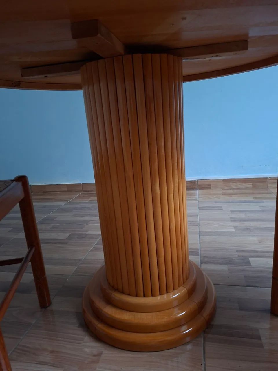 Mesa de madeira maciça em perfeito estado  - Foto 3