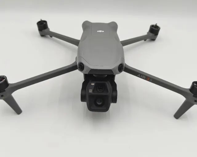 DJI Air 3S com Câmera Dupla - Combo Fly More - Três Baterias - Controle Remoto com Tela - Foto 2