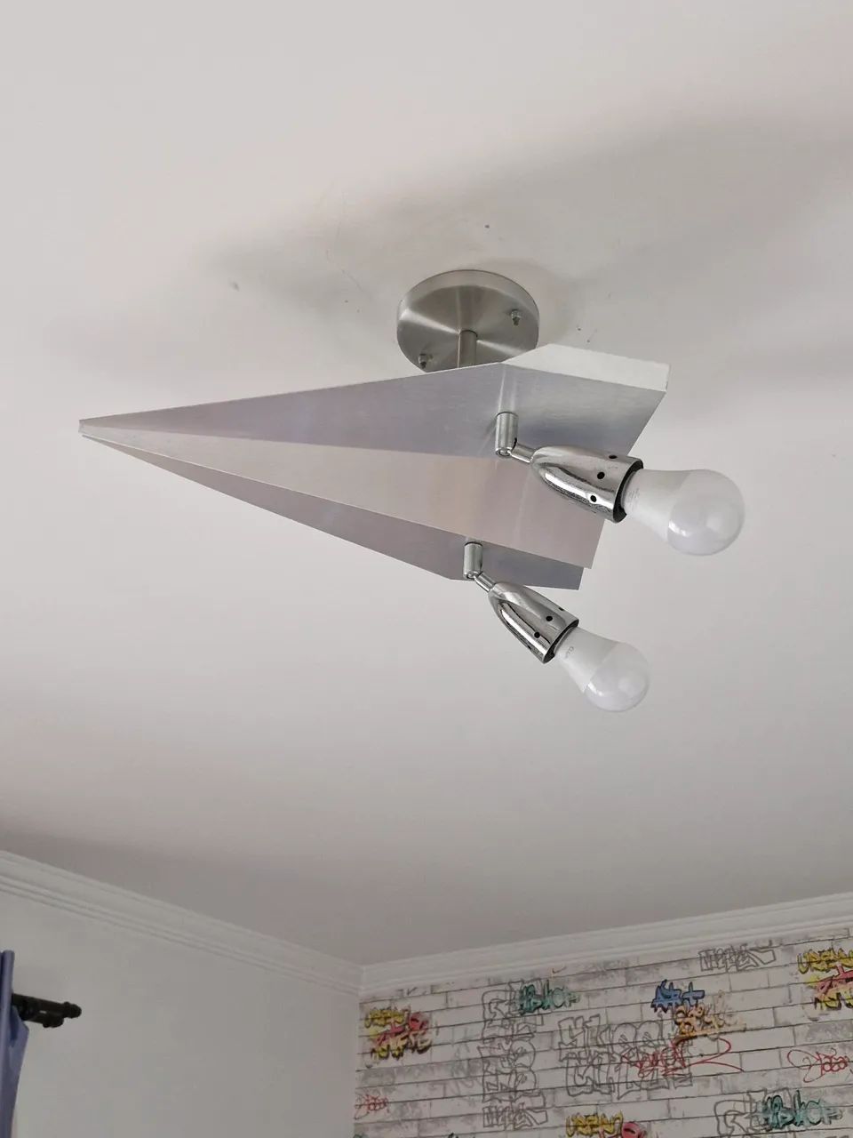 Lustre em alumínio  - Formato de Avião 