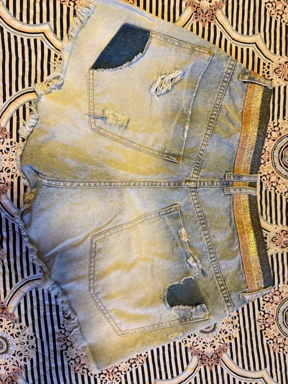 Short Jeans Destroyed com Cós Lurex (Lança Perfume) - Foto 6