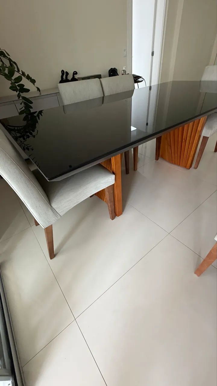 Mesa com tampo em vidro, pés de madeira e com 6 cadeiras  - Foto 3