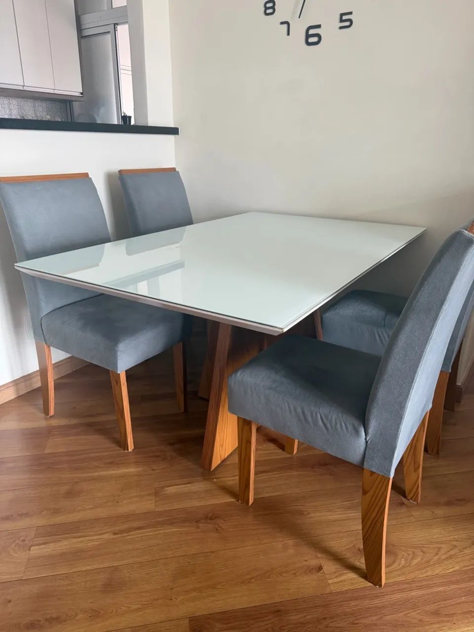 Mesa de jantar com 4 cadeiras
