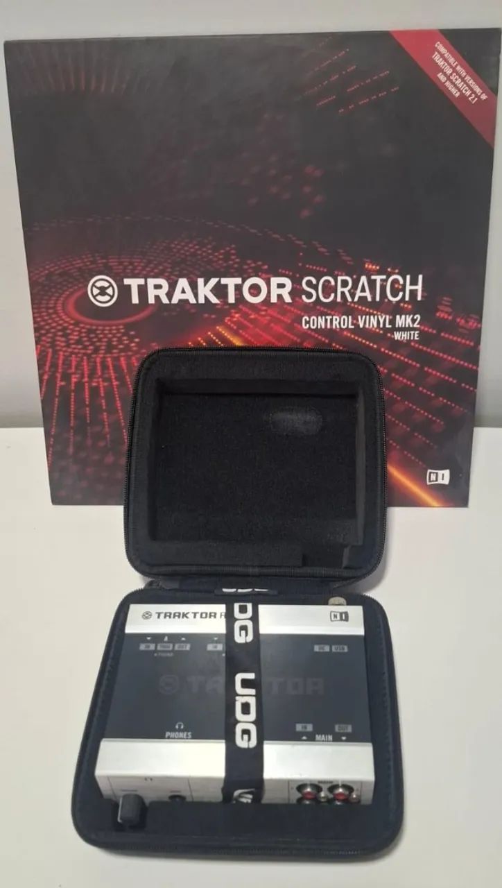 Native Instruments Traktor Audio 6 + Case UDG + Timecode Vinyl - Foto 4