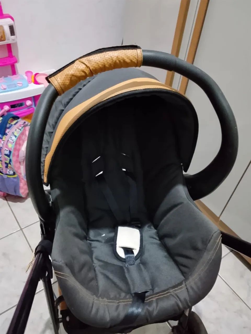 Carrinho de bebê com bebê conforto  - Foto 4