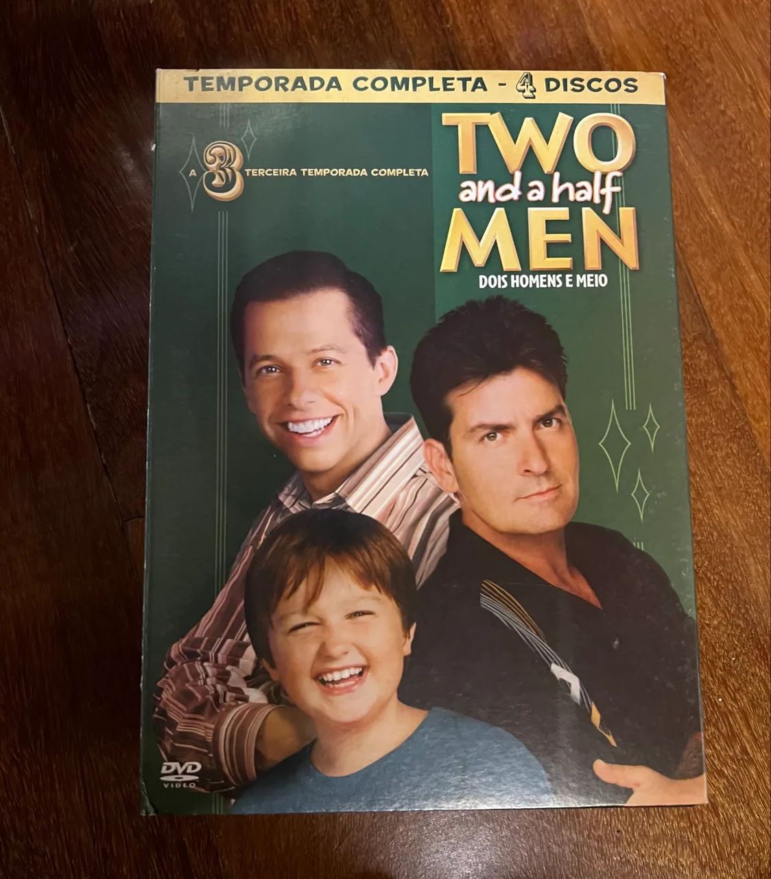 Two and a half men - 1a a 5a temporada completas em DVD - Foto 3