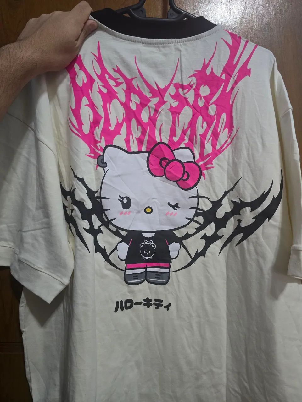 Camiseta oversized berzerk off white M hello kitty  - Foto 2