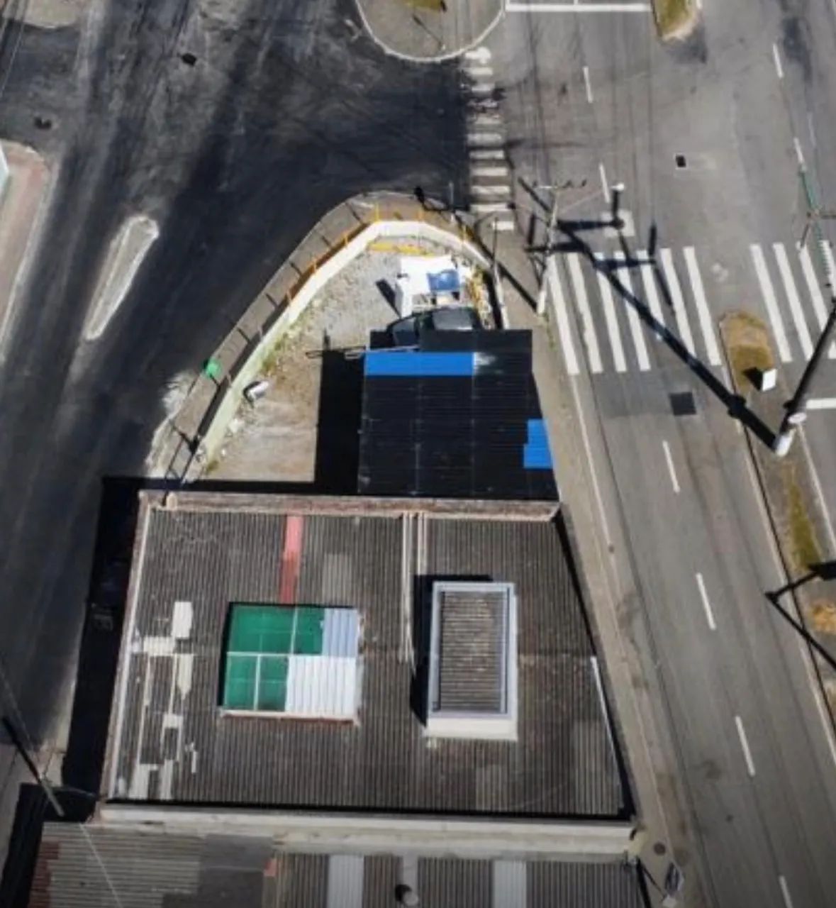 Vendo Troco Predio 2 pavimentos com terreno de esquina - Foto 4