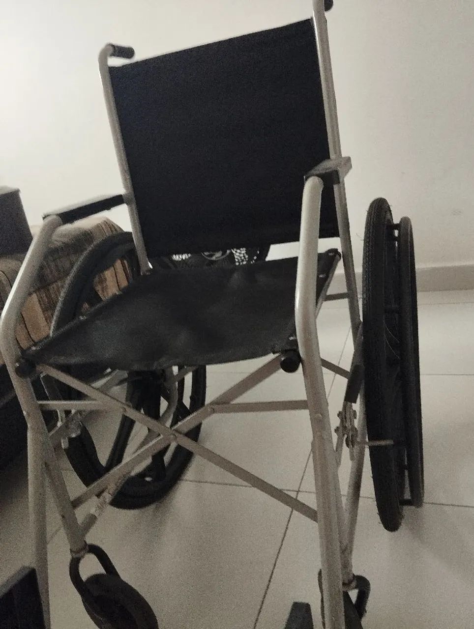 Excelente Cadeira de rodas - Foto 2