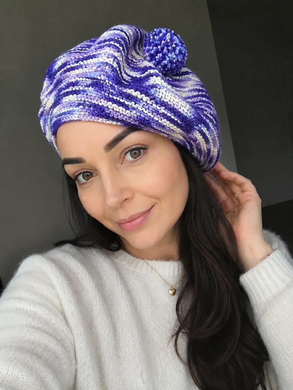 Touca feminina com pompom