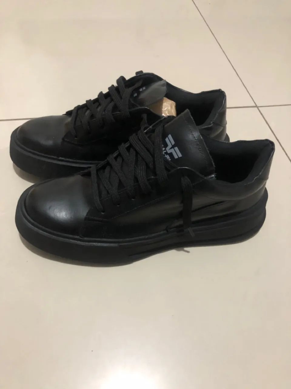 Tênis de couro preto 