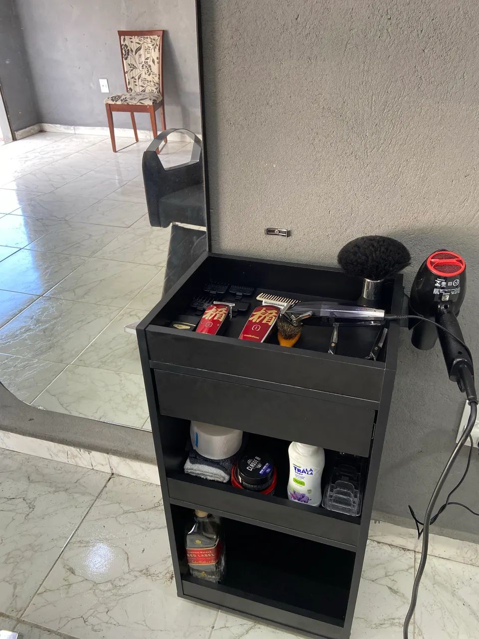 Cadeira de barbeiro, espelho e bancada - Foto 3