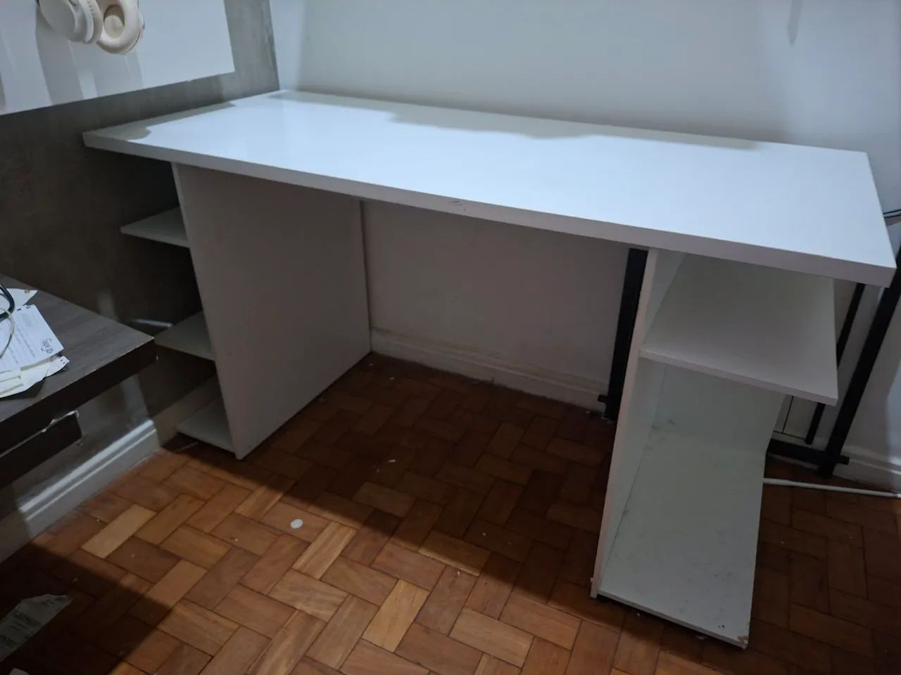 Mesa de escritório com prateleiras