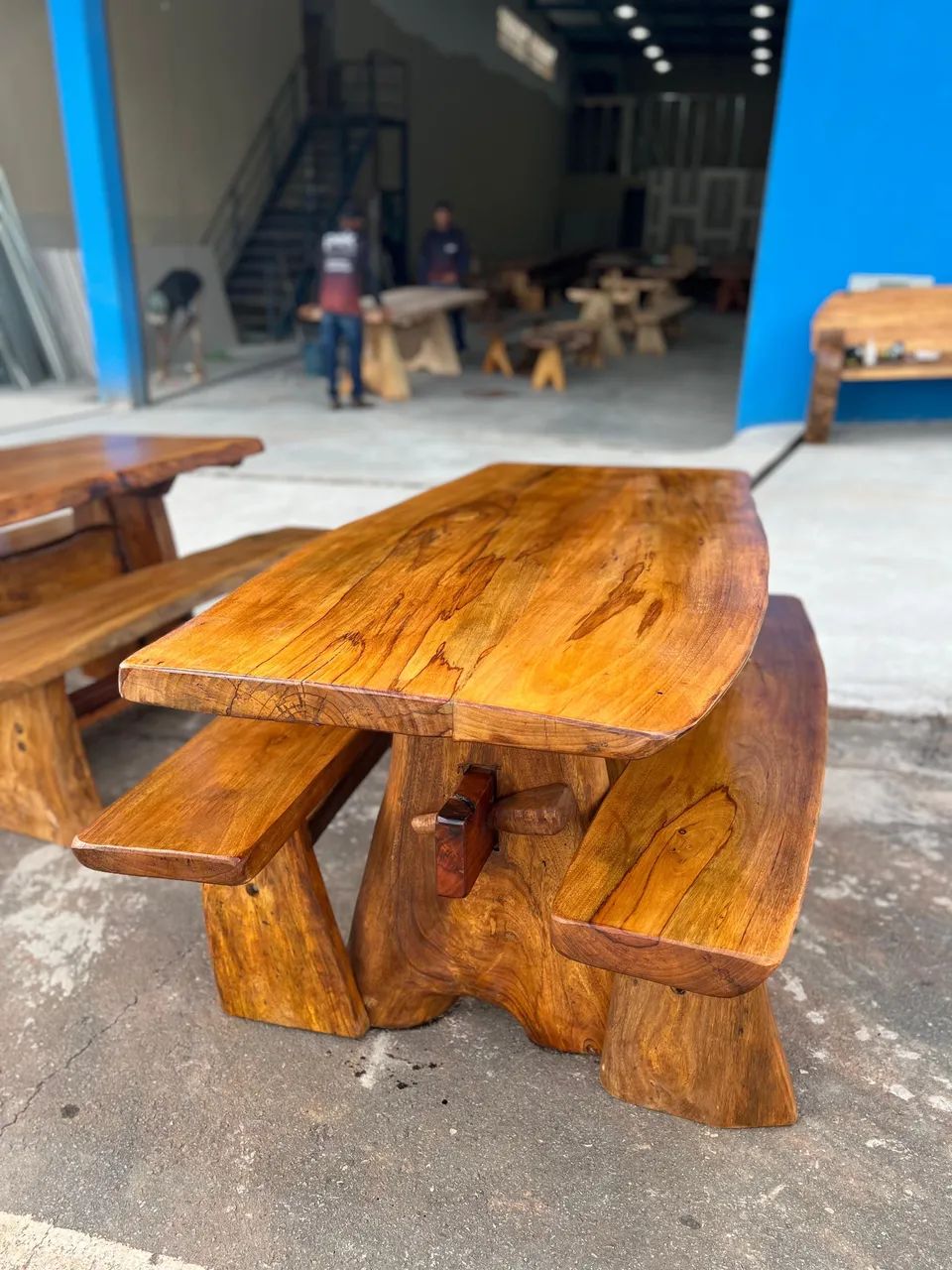 Mesa de madeira com os bancos - a pronta entrega