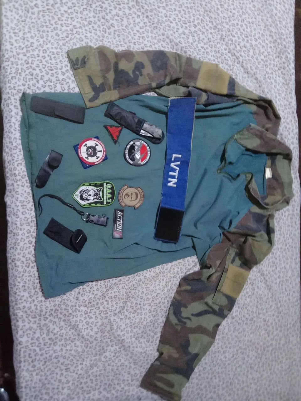 Camisa tática combat shirt camuflada  e acessórios.  - Foto 4