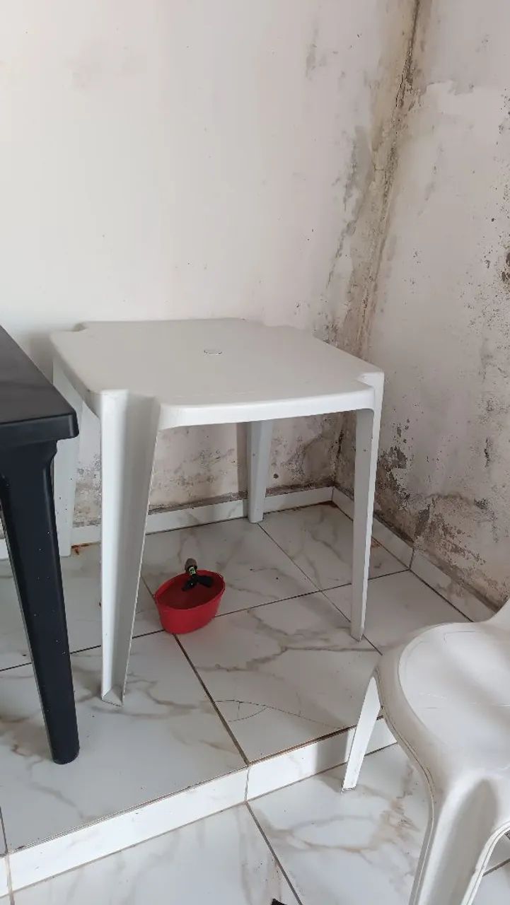 2 Mesa branca e 6 cadeiras 