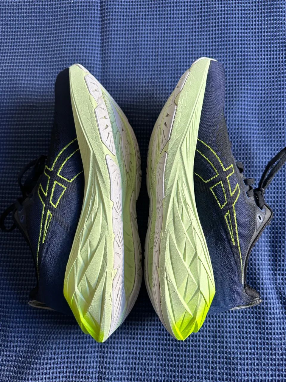 Tênis Asics Novablast4 Preto/Roxo/Amarelo/Tam41 - Calçados