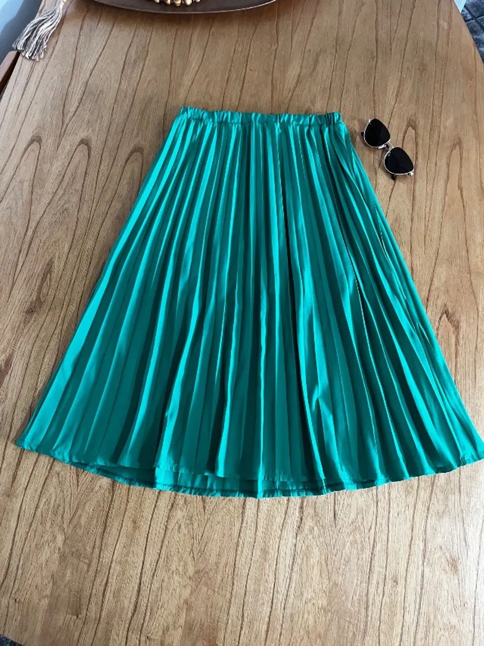saia midi plissada verde esmeralda | chic e sofisticada