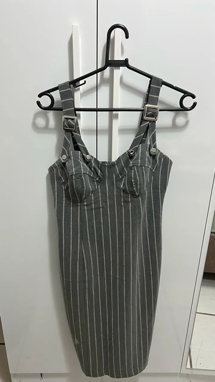 Vestido cinza listrado