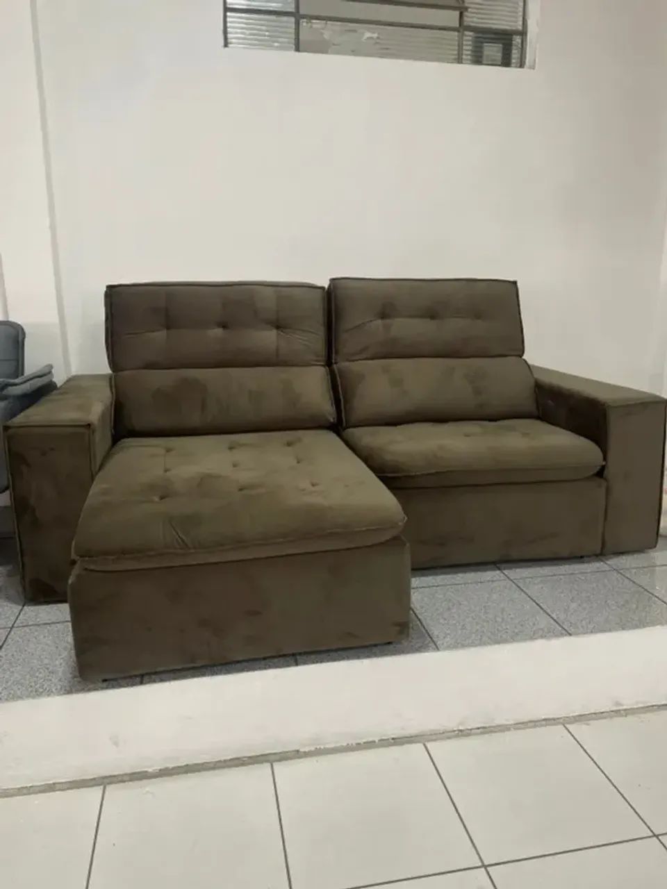 Sofá Retrátil 4 Lugares Petrópolis Marrom Escuro - Foto 2