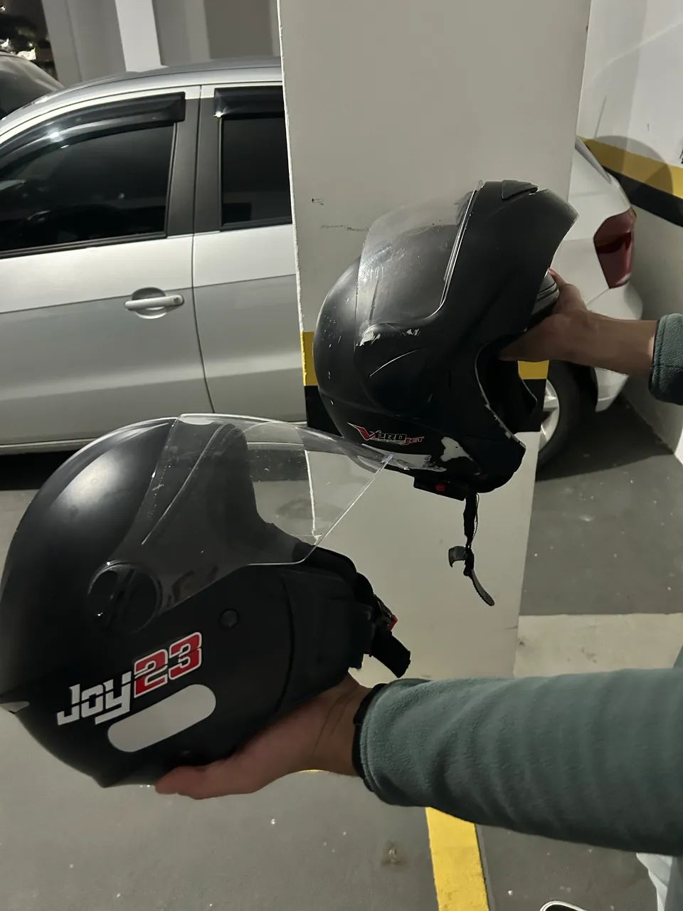2 capacetes usados