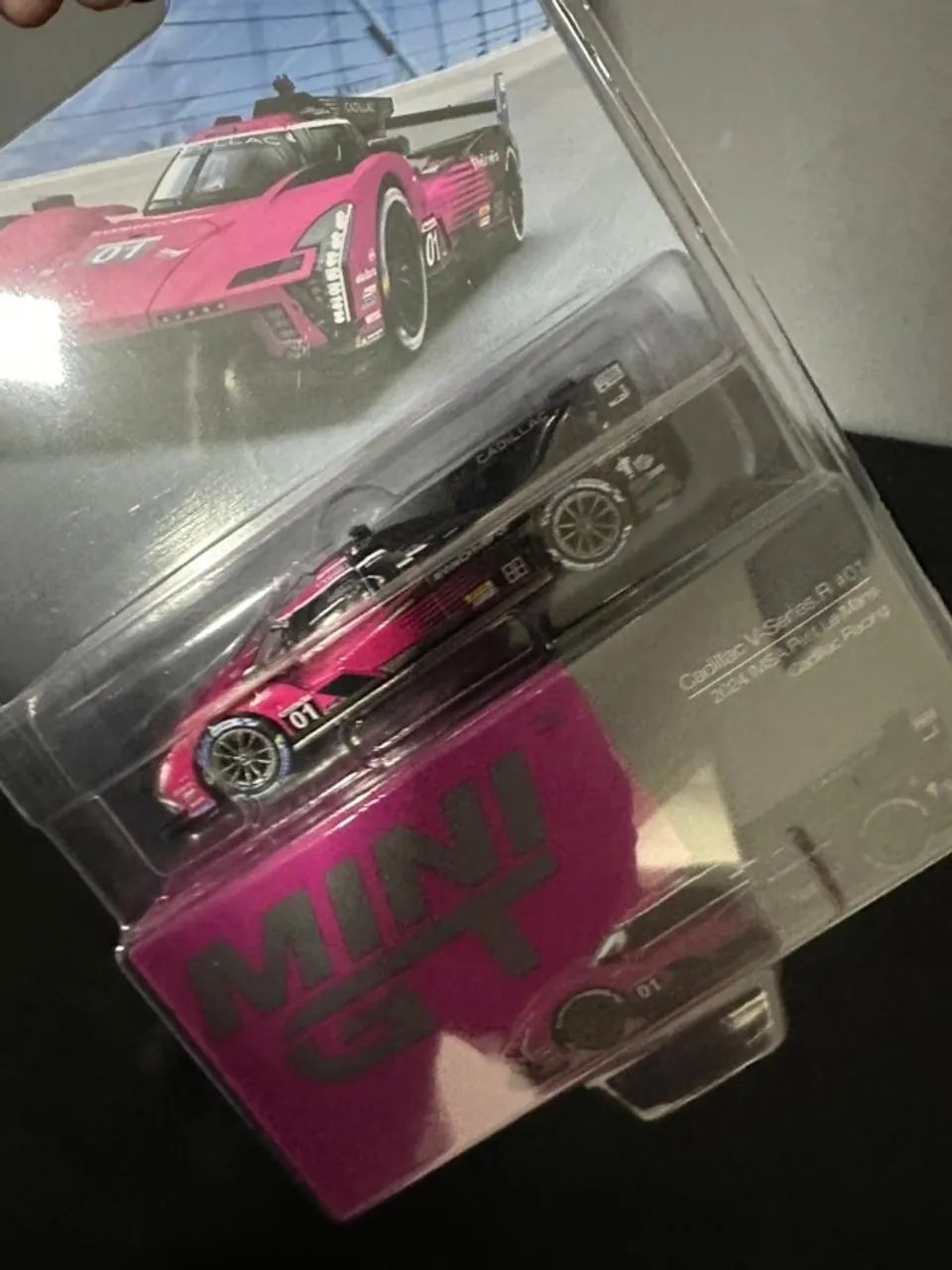 Mini GT Cadillac V Series R 01 Cadillac Racing 2024 Imsa Petit Le Mans Pink - Foto 4