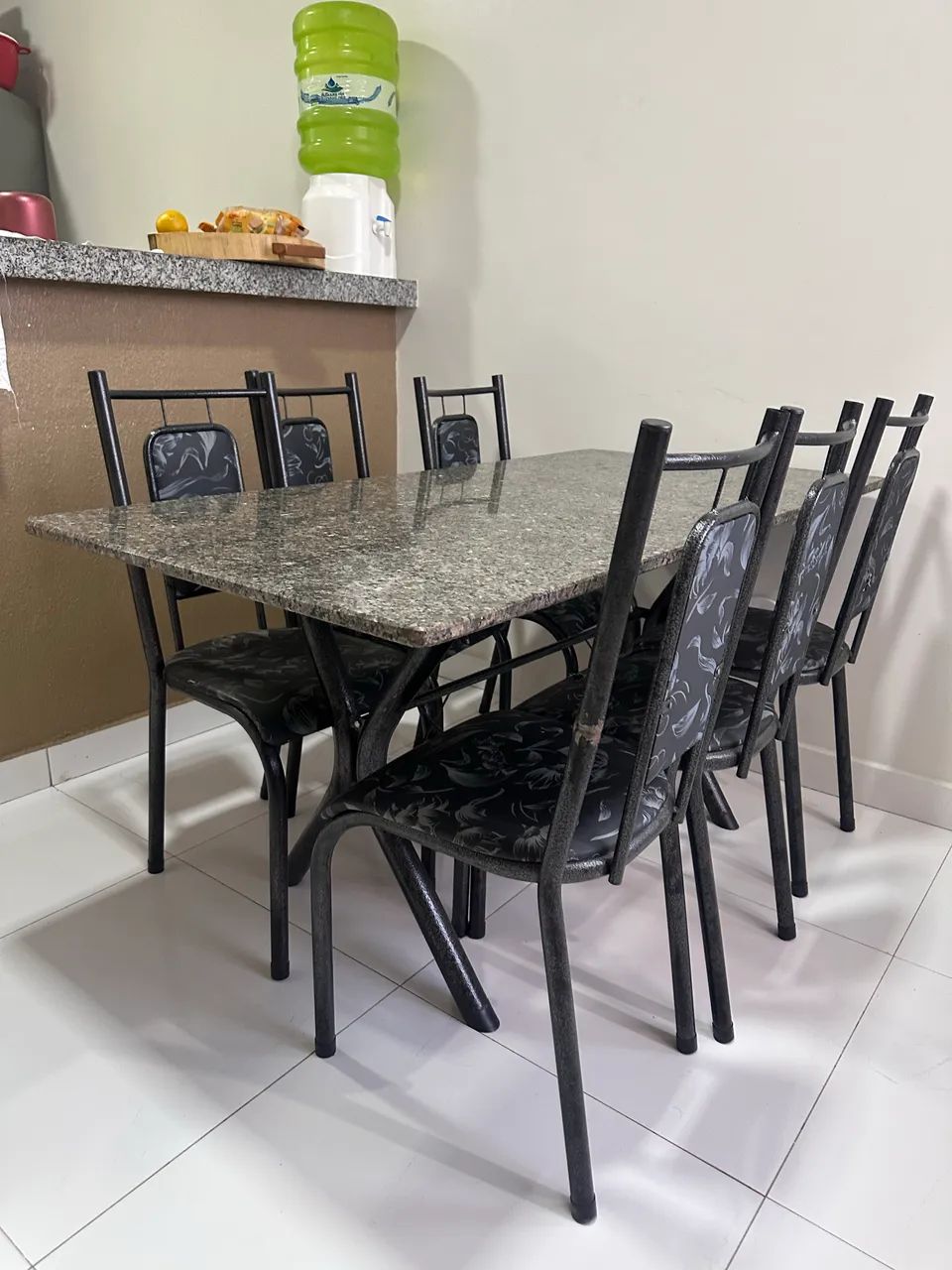 Vendo mesa de mármore com 6 cadeiras  - Foto 2