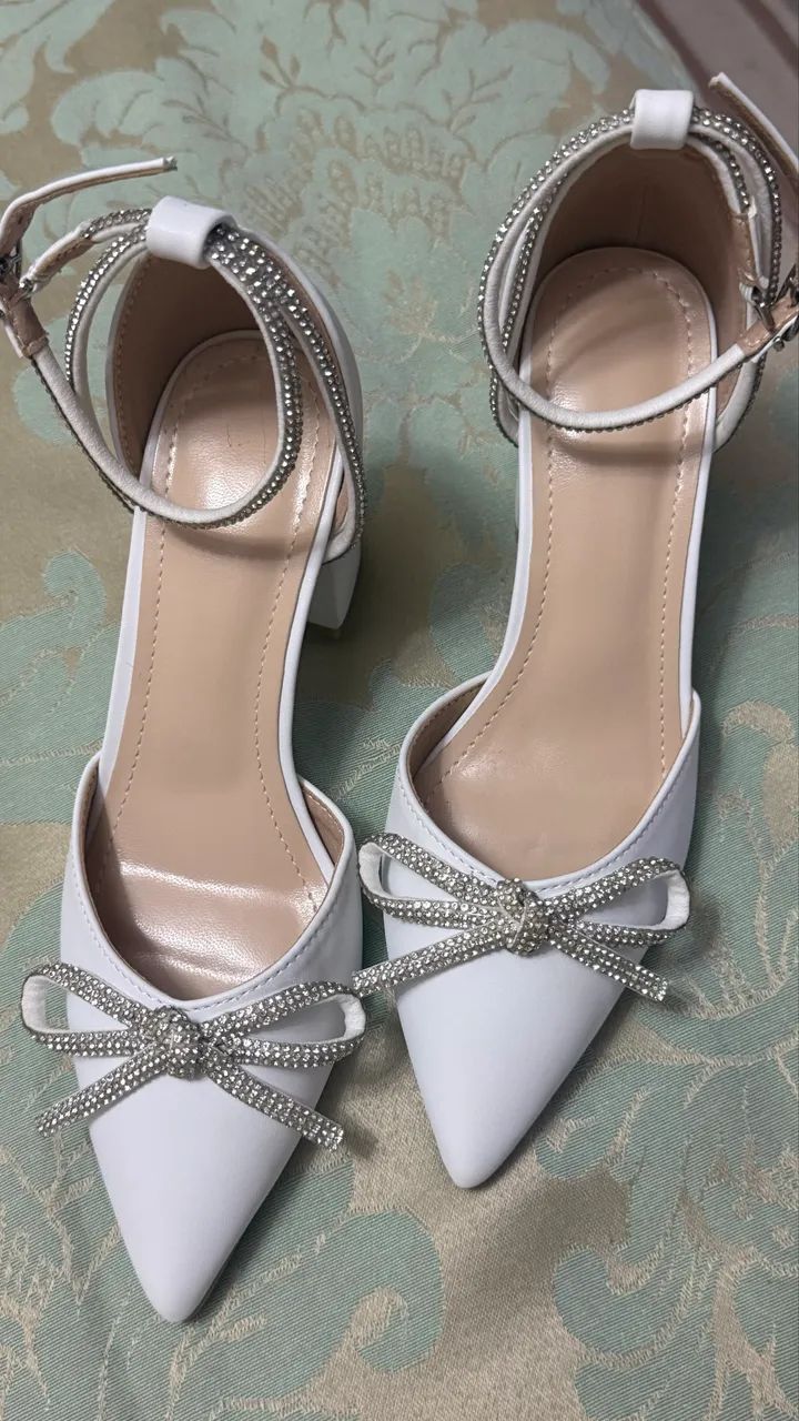 Sapato chanel branco com strauss 