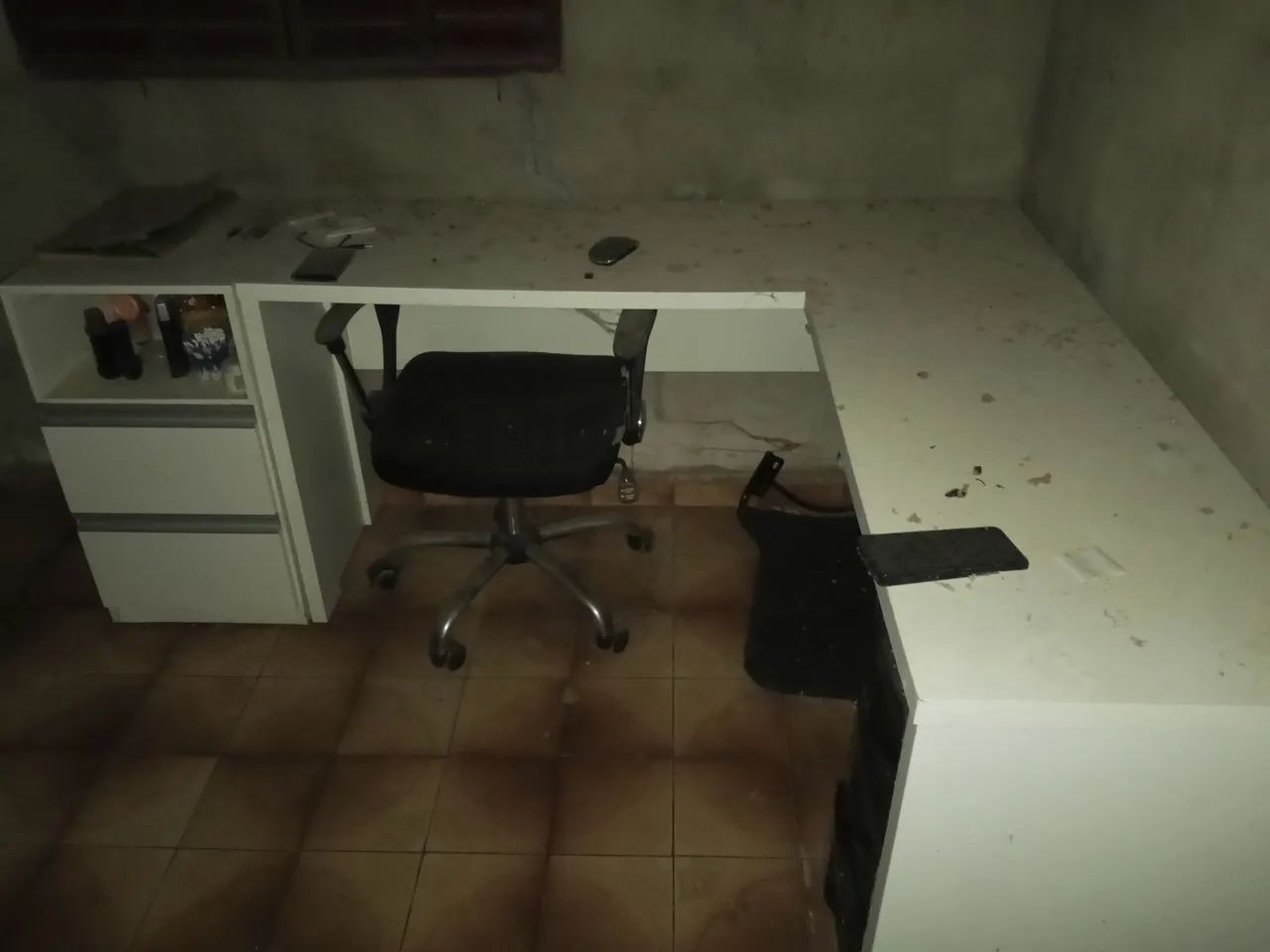 Vendo bela mesa em "L" com aparador com 2 gavetas em MDF.