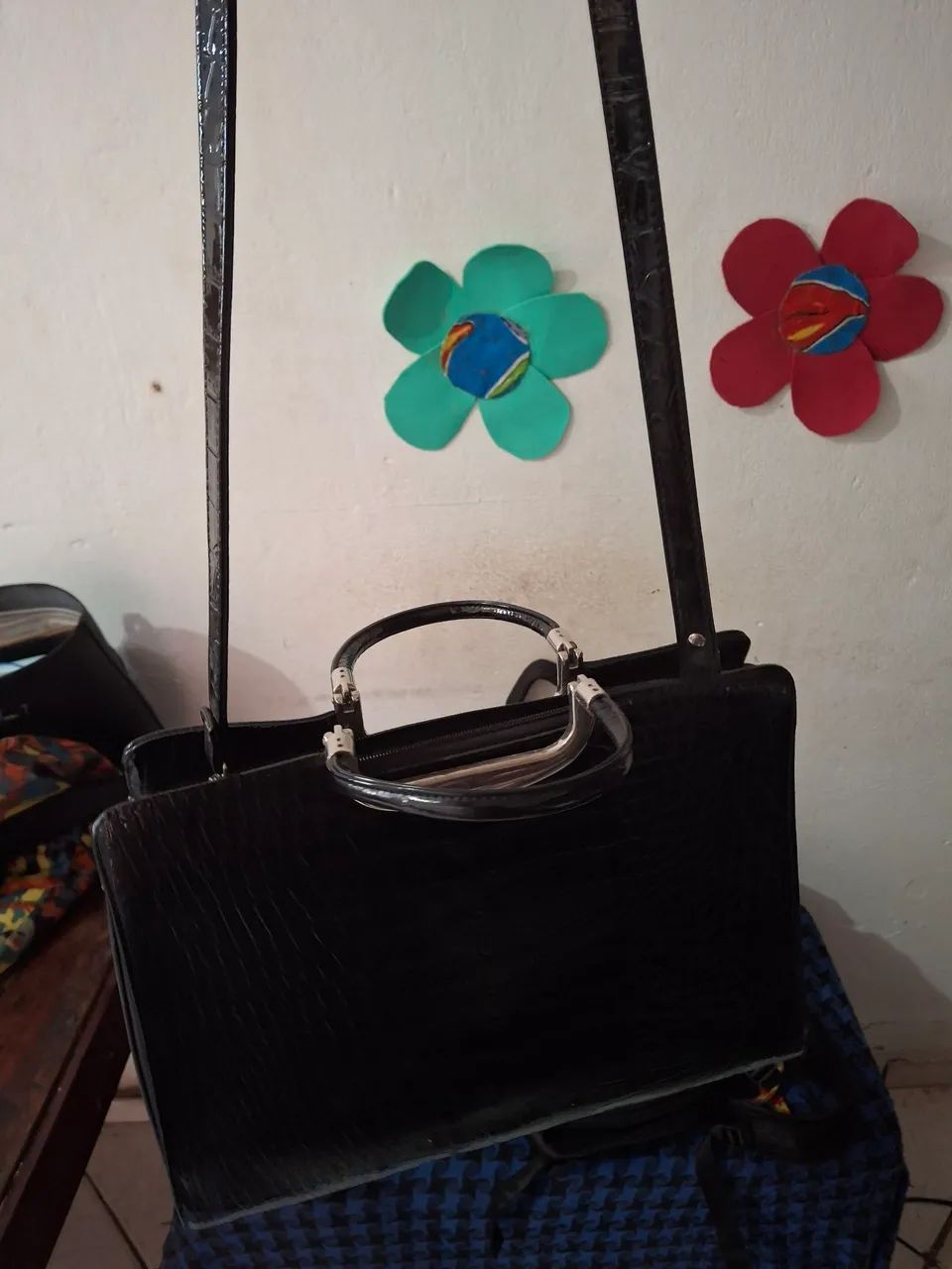 Bolsa de ombro preta linda ! Praticamente nova.