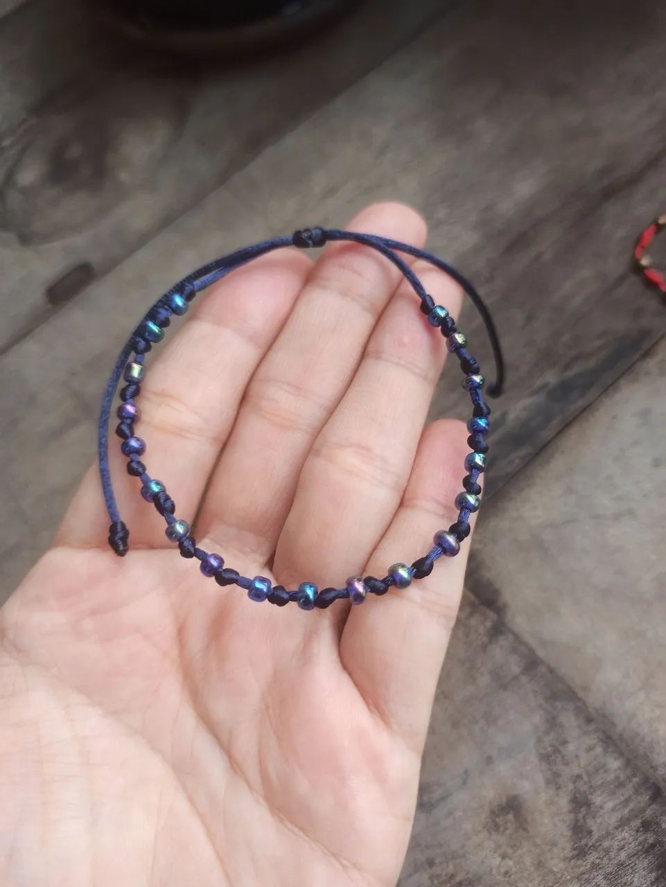 Pulseira de miçanga com fio de seda