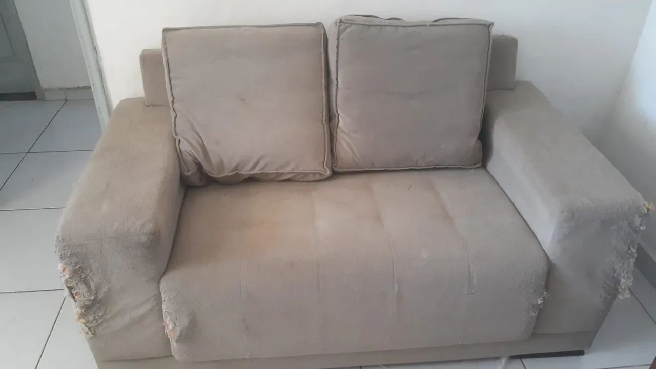 Doação de sofá com marcas de uso