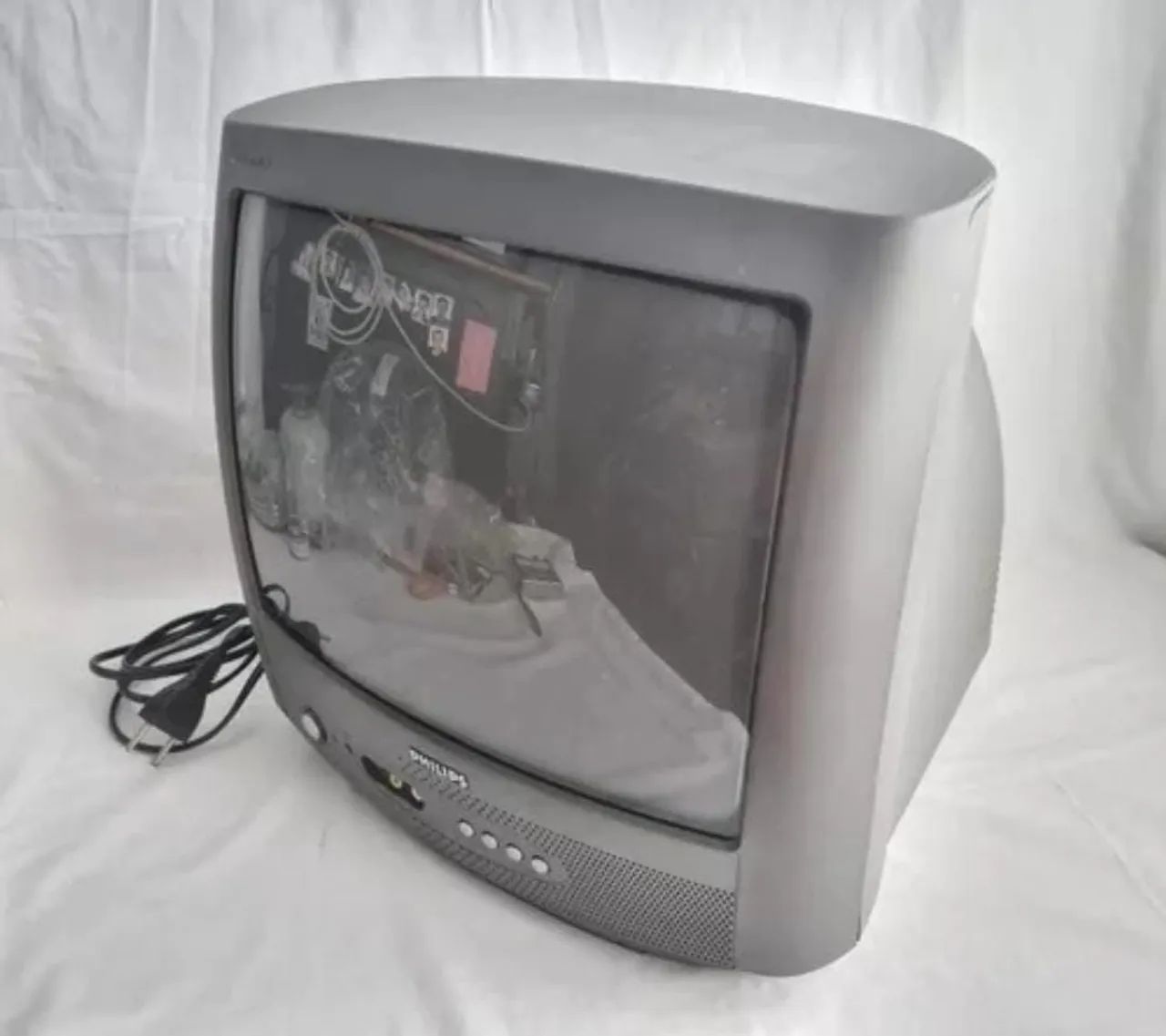 colchão, tv , cadeira, sim, computador , microondas 