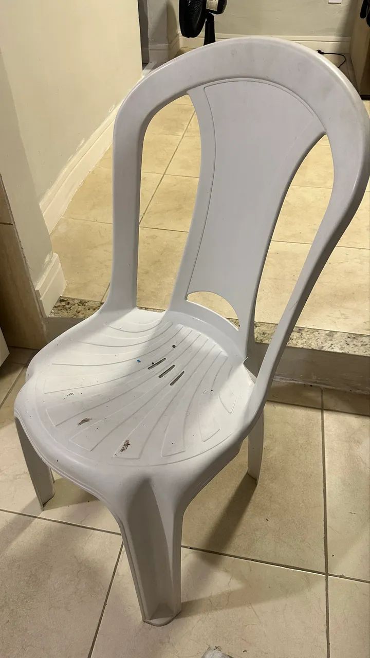 02 cadeiras de plástico resistentes  - Foto 2