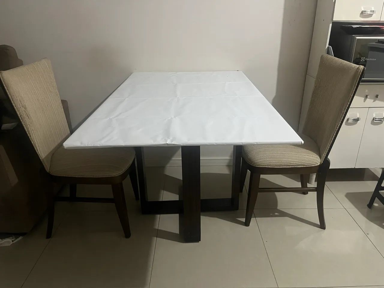 Mesa com duas cadeiras 