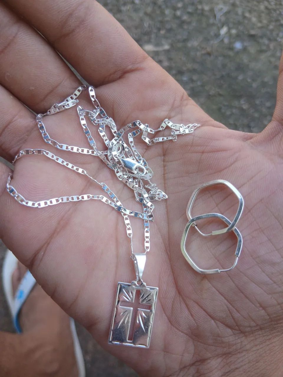Vendo argola e o cordao de prata !!!