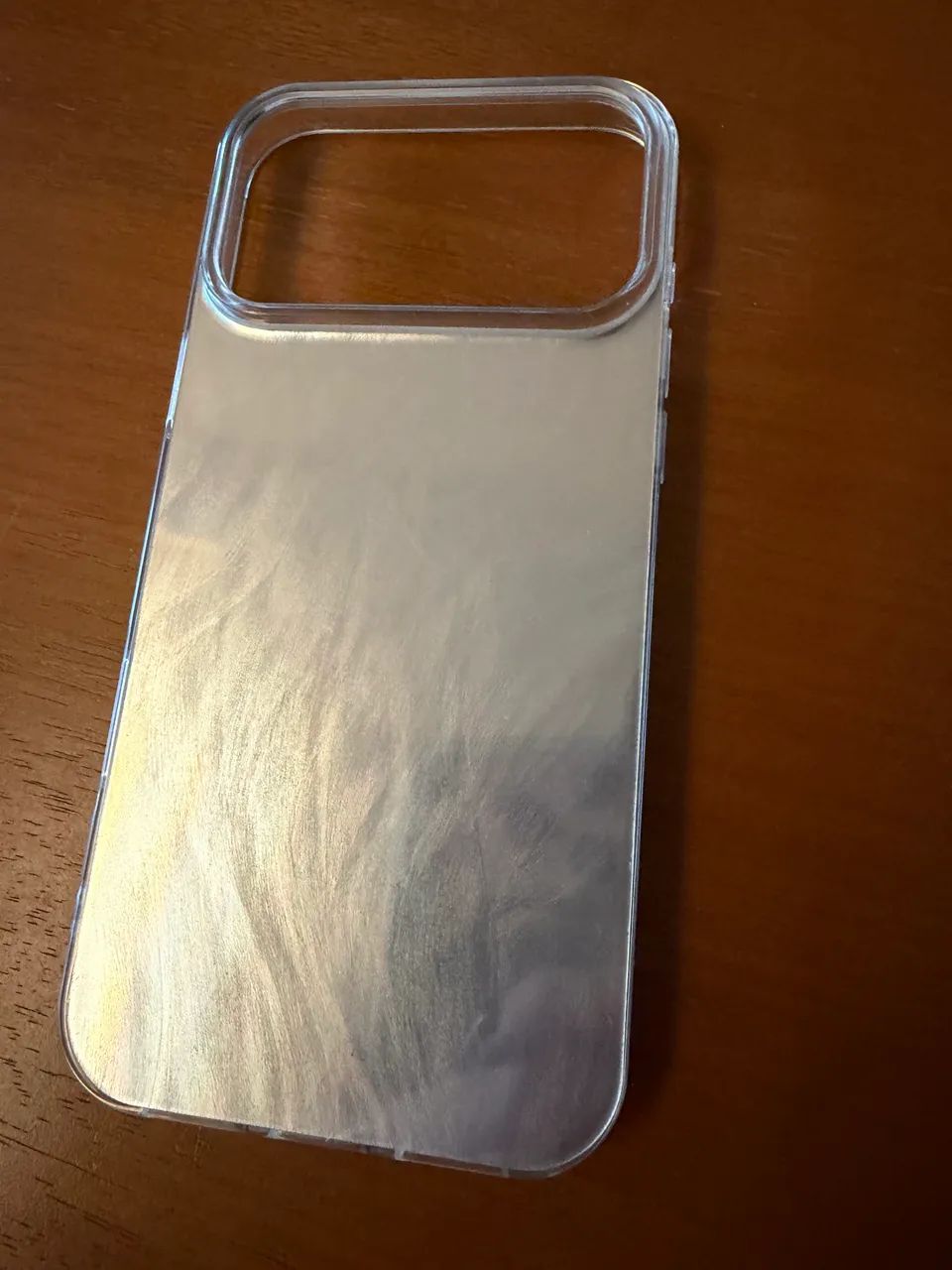 Capa de celular prateada/ Capinha prata - Iphone 17 PRO MAX (é nova, não foi usada) - Foto 4