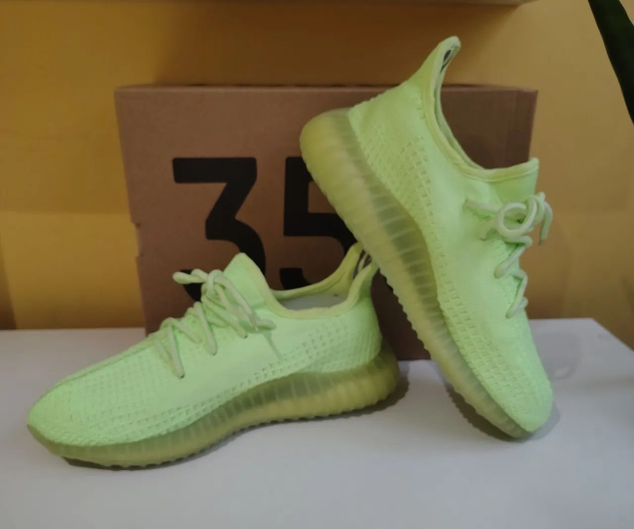 Tênis Yeezy boost glow in the dark - Foto 4