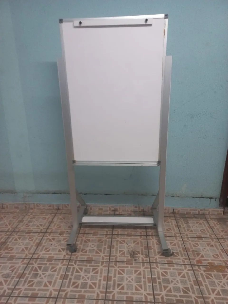 Cavalete Flip Chart Magnético em Alumínio com Rodas Branco - Foto 2