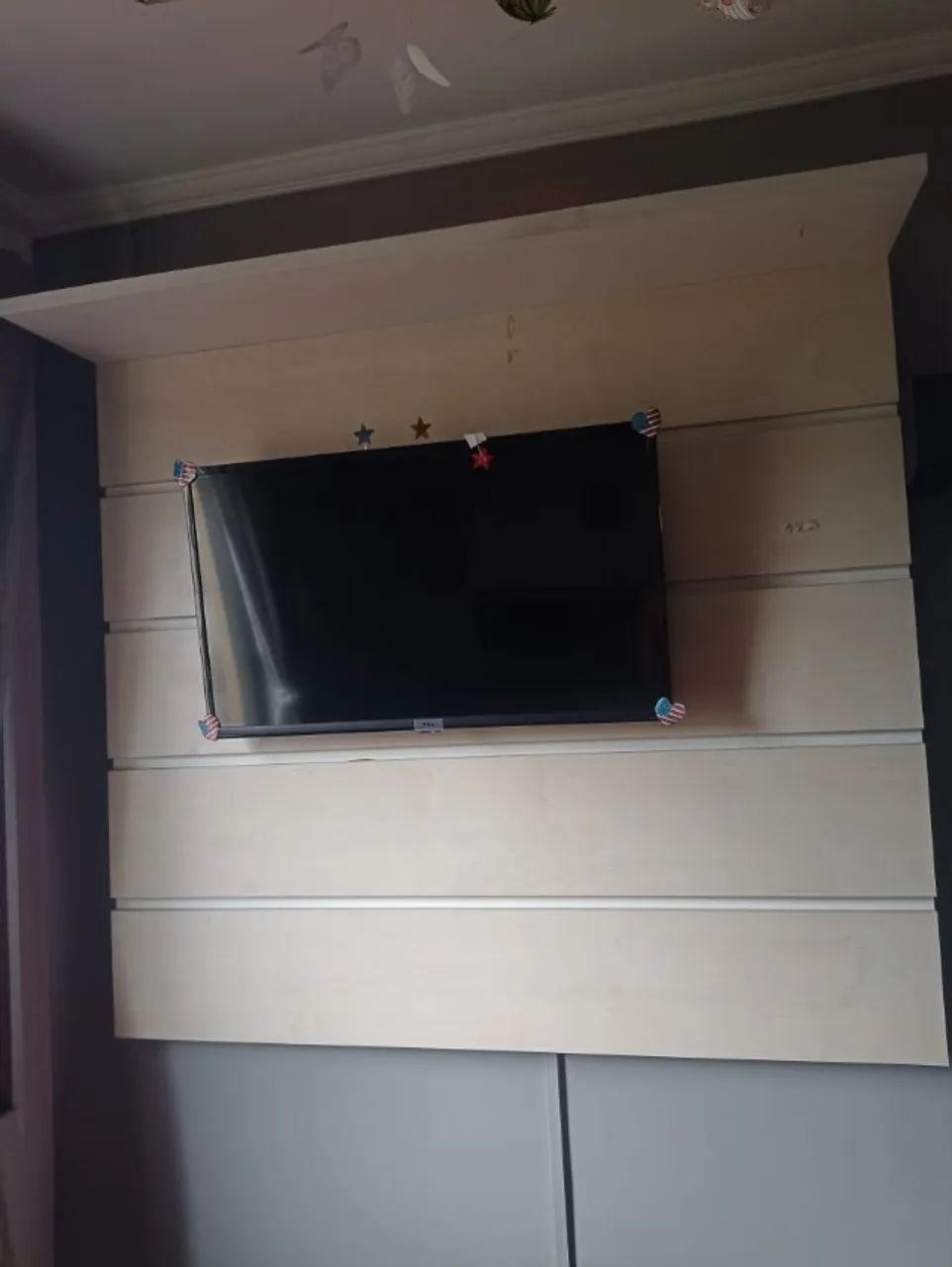 Painel suspenso para TV
