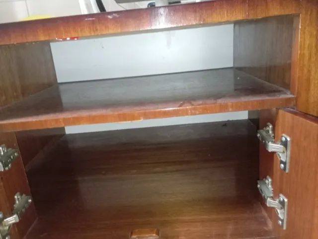Mesa de centro de madeira com portas e nicho - Foto 3
