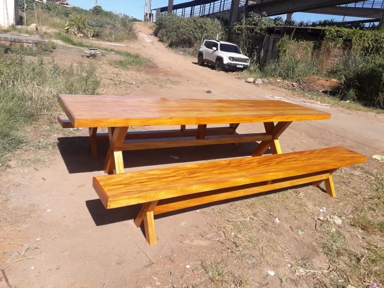 Mesa grande com pé X + 2 bancos de madeira maciça