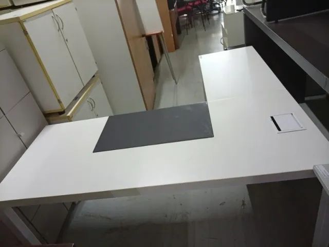 Mesa em L com entrada de tomadas para escritório - Foto 3