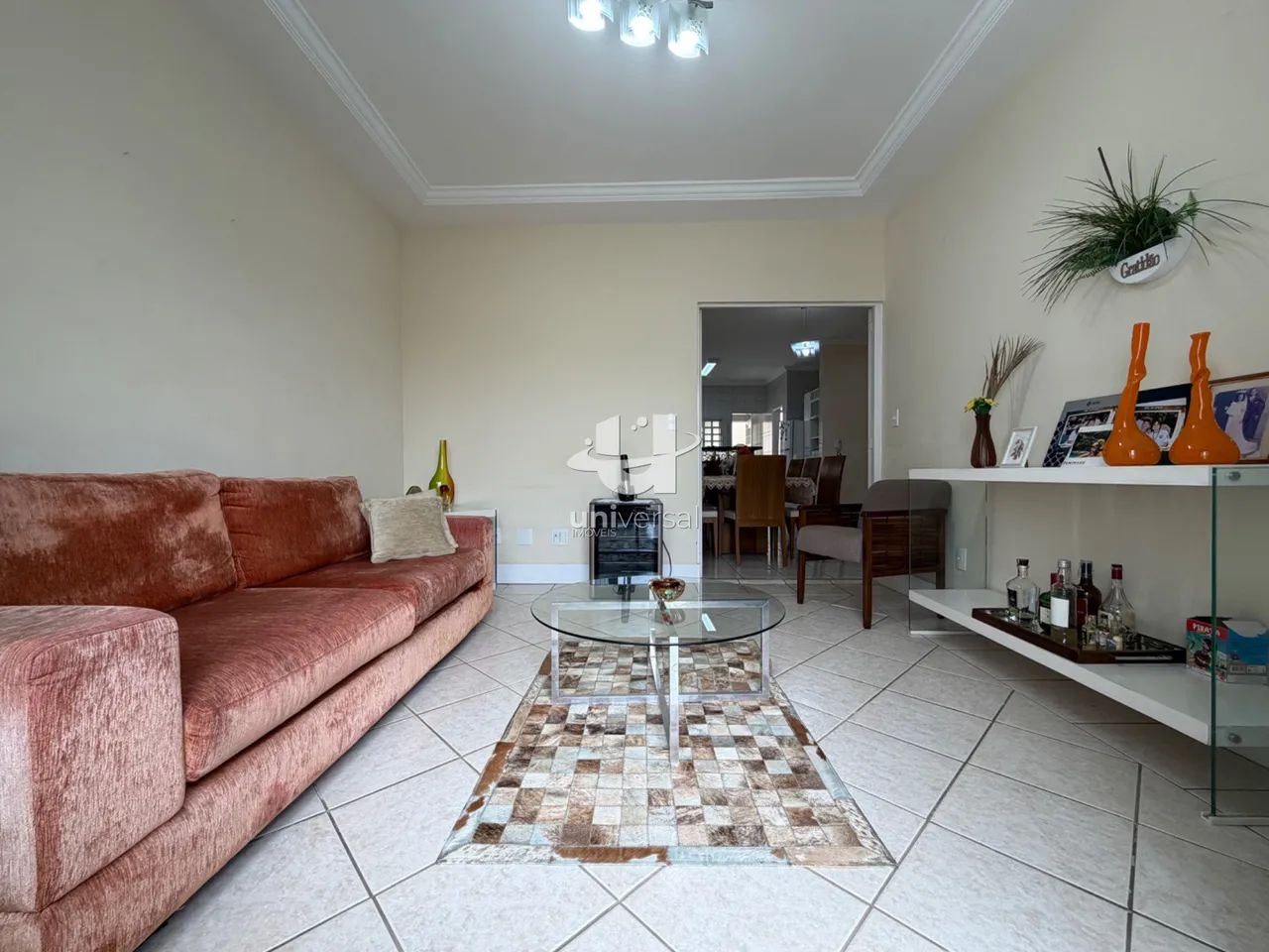 Casa Mobiliada com 4 Quartos, Terraço com Churrasqueira e Garagem para 2 Carros. - Foto 2