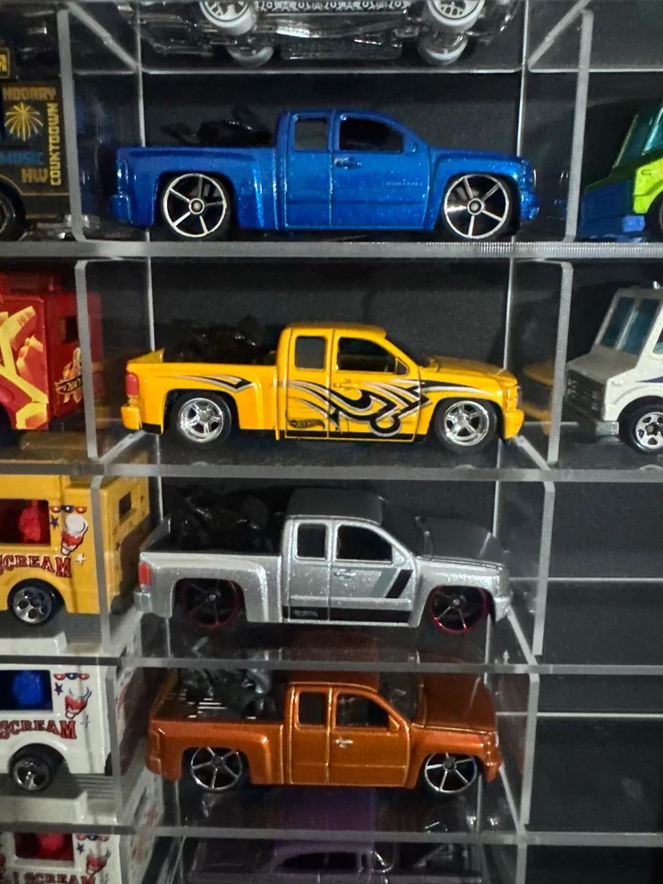 LOTE 4 SILVERADO (COM MOTO) HOTWHEELS  - Foto 2
