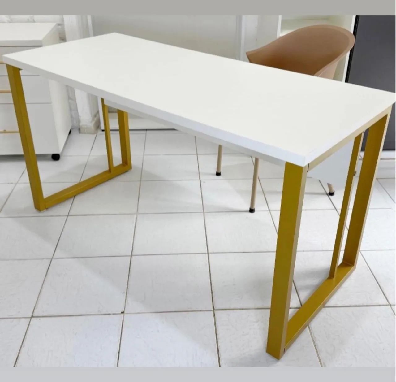 Mesa elegante com design moderno industrial Happy Biro 
