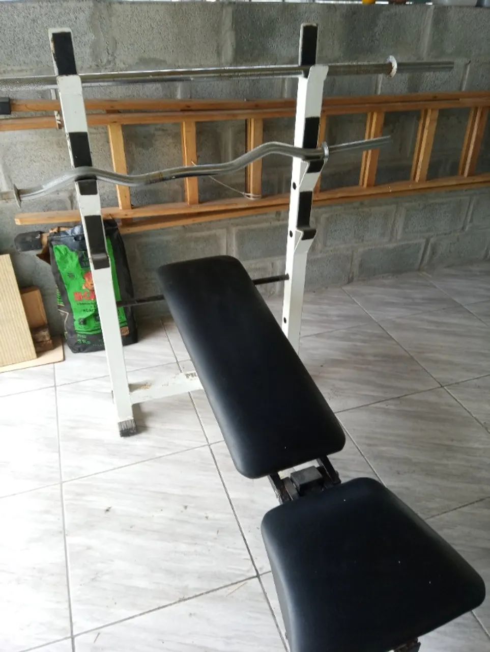 Banco supino com barras e halteres