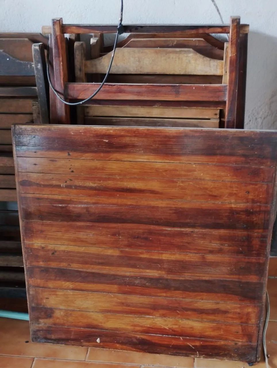 Conjunto de mesa e cadeiras de madeira 