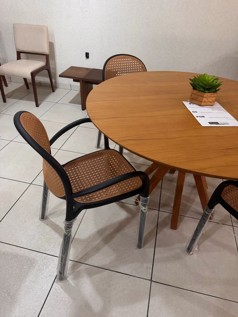 Mesa em madeira de quatro lugares  - Foto 2