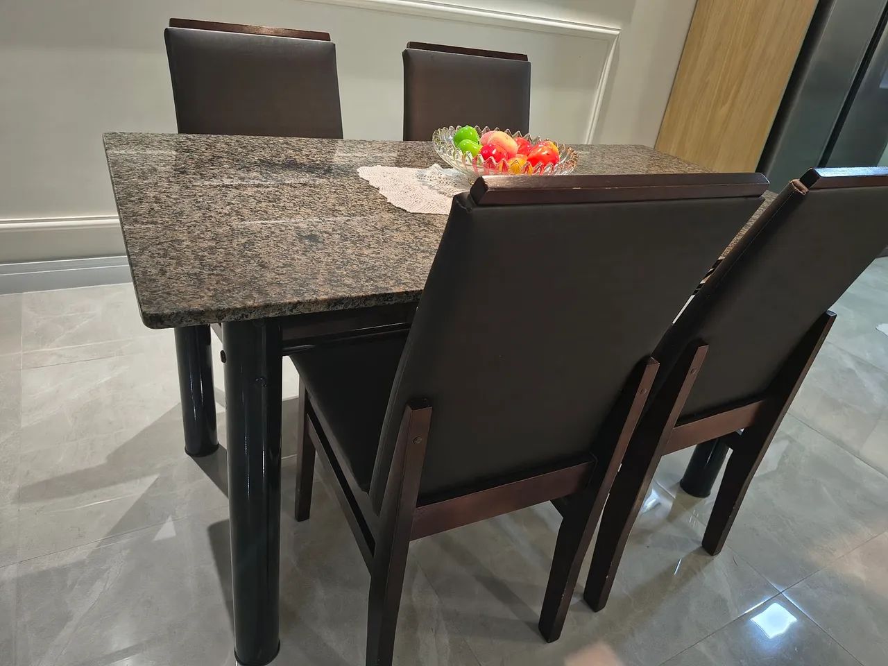 Mesa, tampo de mármore, 4 cadeiras