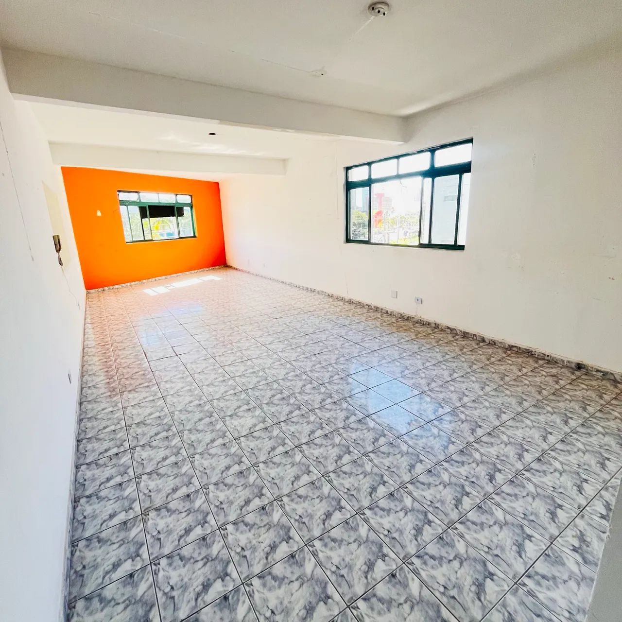 Aluga-se salas comerciais 
